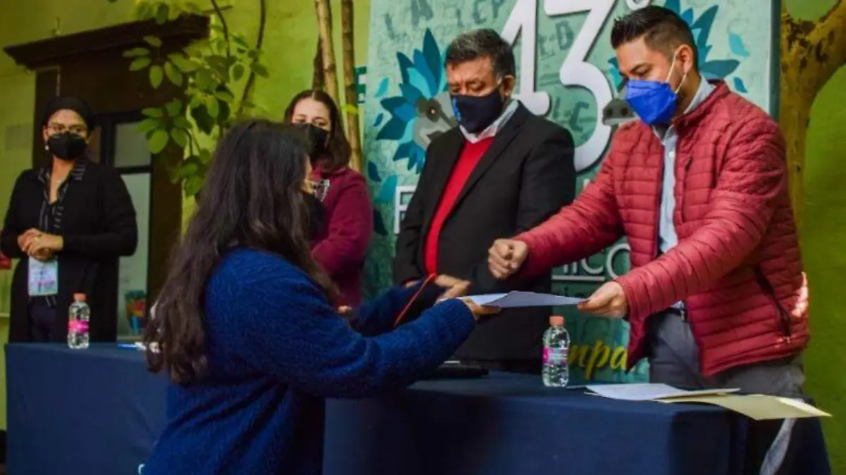 SJR Autoridades entregando reconocimiento