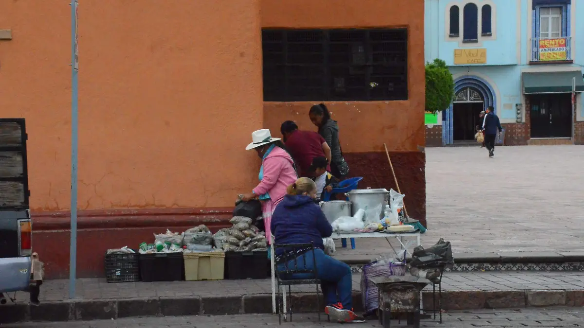 De forma paulatina regresa el comercio en vía pública.  Foto Luis Luévanos  El Sol de San Juan del Río.