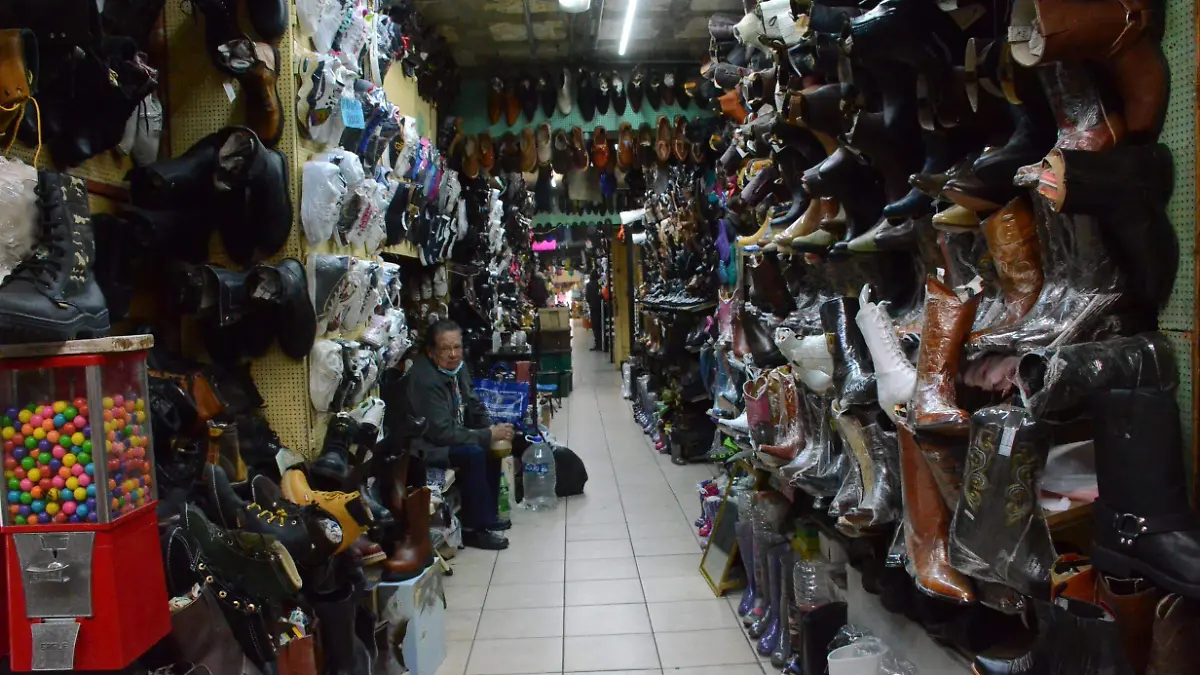 Los comercios que reabrieron se sumar_n a generar estrategias comerciales. Luis Lu_vanos.El Sol de San Juan del R_o.