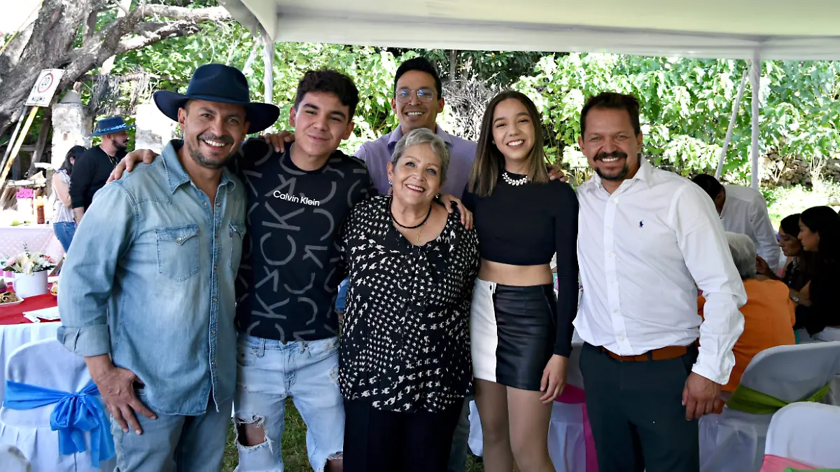 FOTO PRINCIPAL SJR Sus hijos y sus nietos organizaron la sorpresa