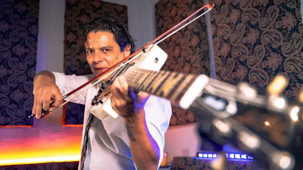 SJR Enrique Morales y su guitarra