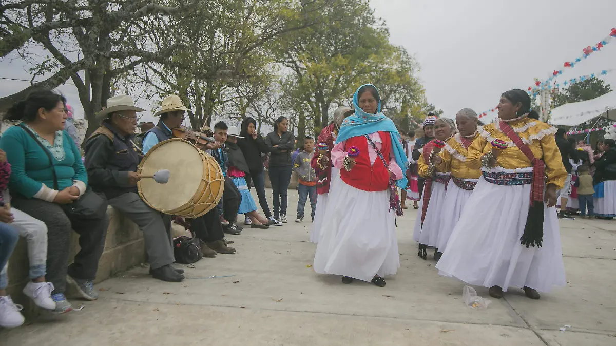 Mujeres danzan para pedir por las buenas cosechas. Foto César Ortiz. El Sol de San Juan del Río.