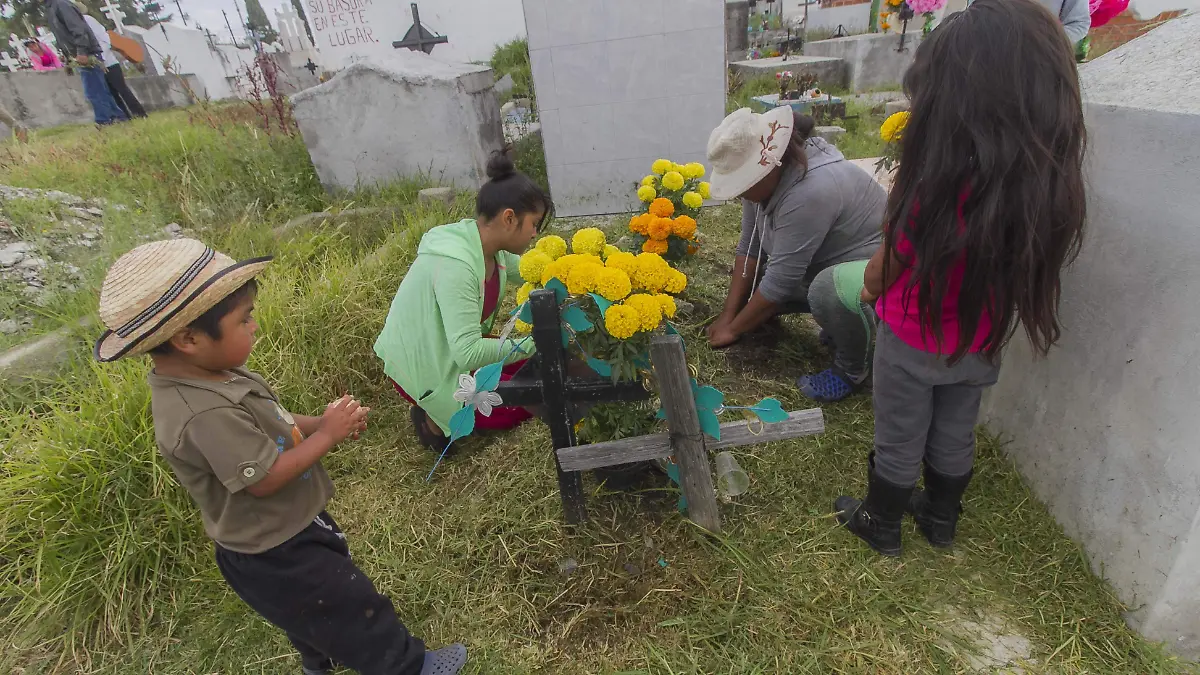 En familia hacen prevalecer las tradiciones de la zona otomí. Foto César Ortiz.