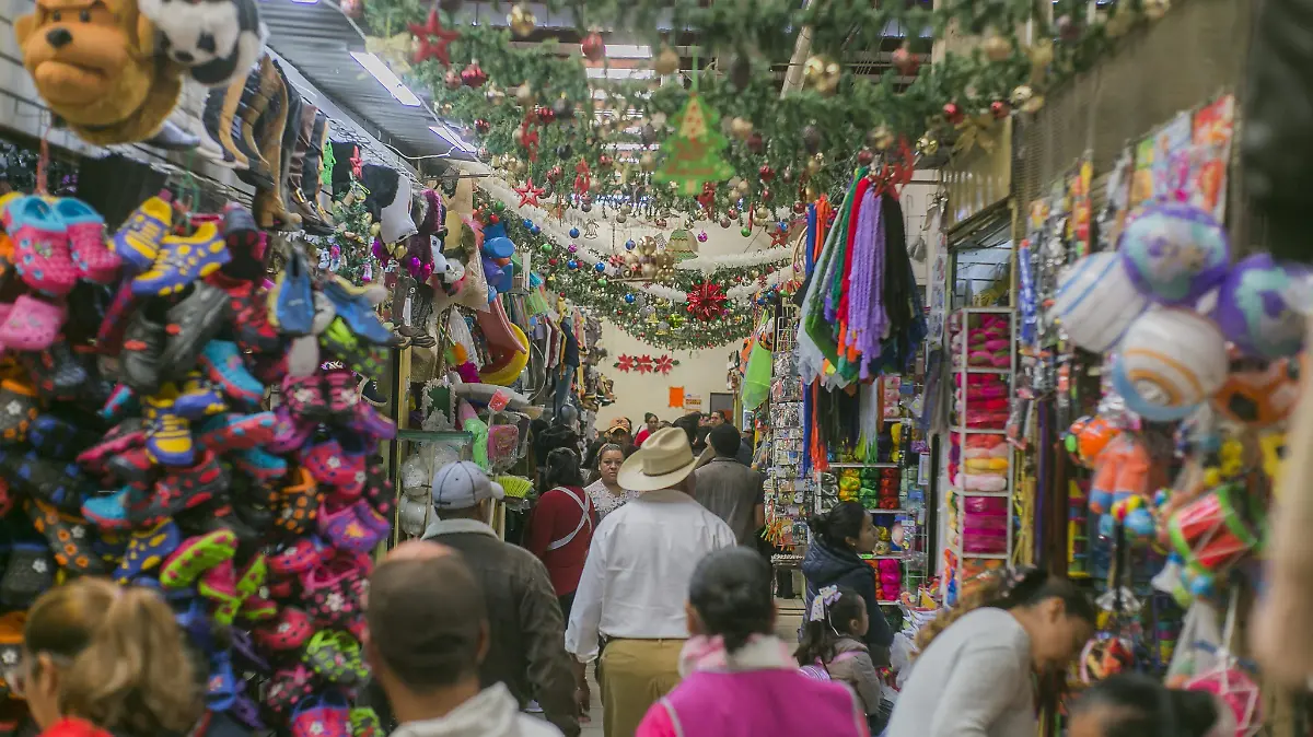 Pasillos lucen coloridos y abarrotados de gente. Foto César Ortiz. El Sol de San Juan del Río