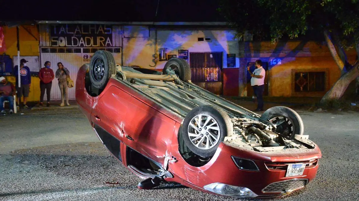 09 MAY UN AUTO VOLCO