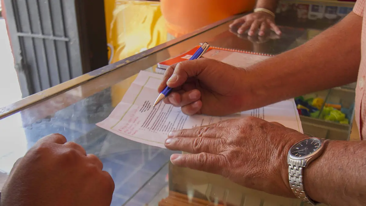 Papeleros aprovechan la demanda de los productos para obtener buenas ganancias. Foto César Ortiz.