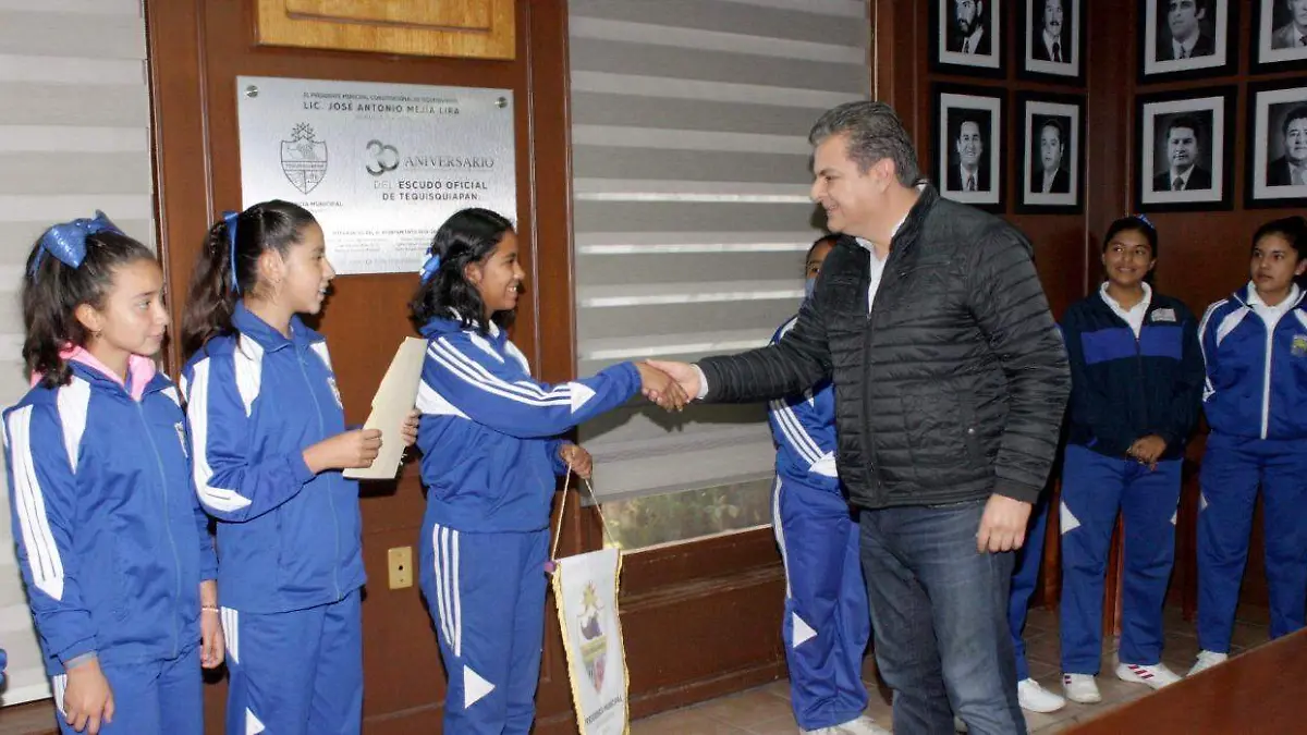 Deportistas de futbol femenil y varonil se reúnen con el Presidente municipal de
