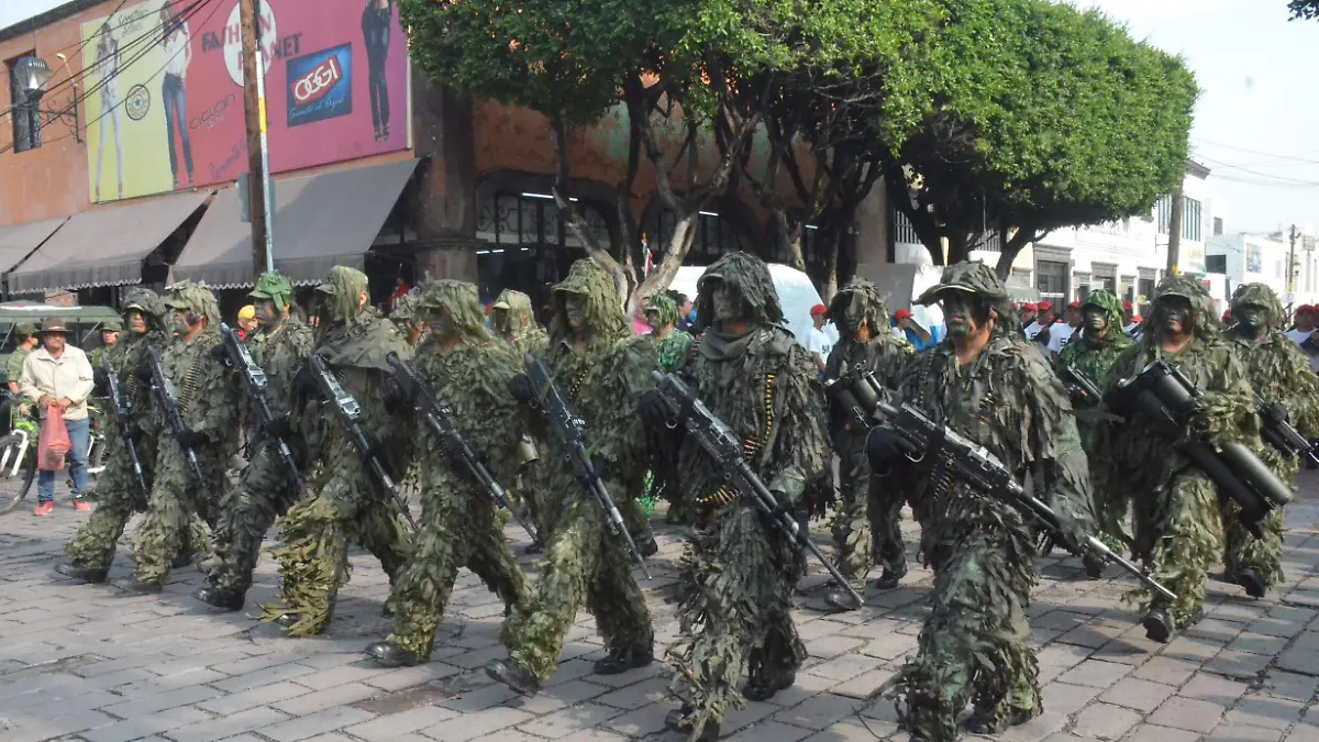 El desfile fue encabezado por elementos del Séptimo Regimiento Mecanizado de La Llave. Foto Luis Luévanos