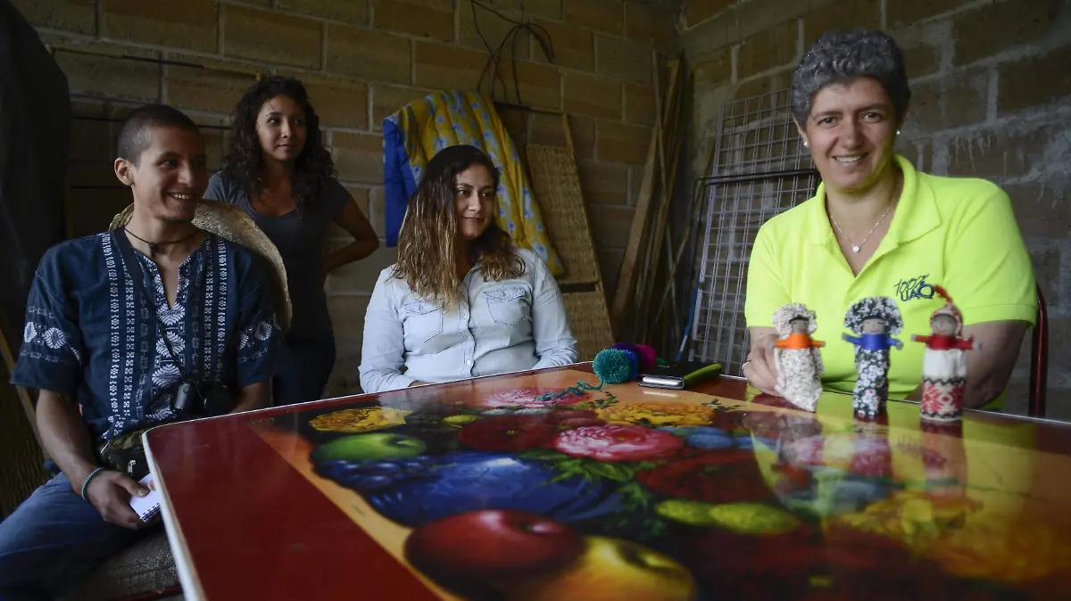 En el municipio de Amealco los alumnos ayudan a los artesanos de la zona a diseñar catálogos de sus productos.