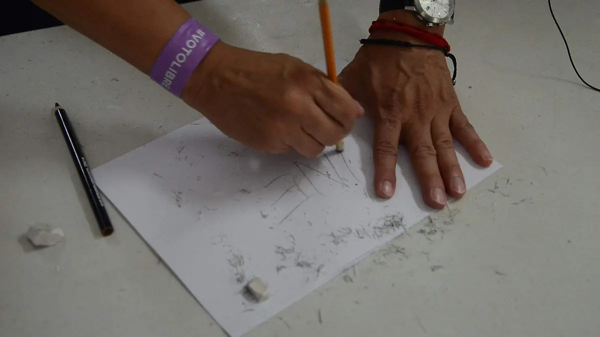 La goma normal desvanece el lápiz para votar, pero no lo borra por completo en una