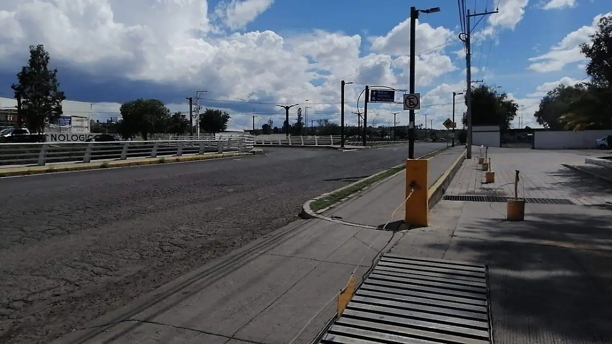 Piden apoyo para mejorar cruce en avenida Paseo Central.  Foto Luis Luévanos.