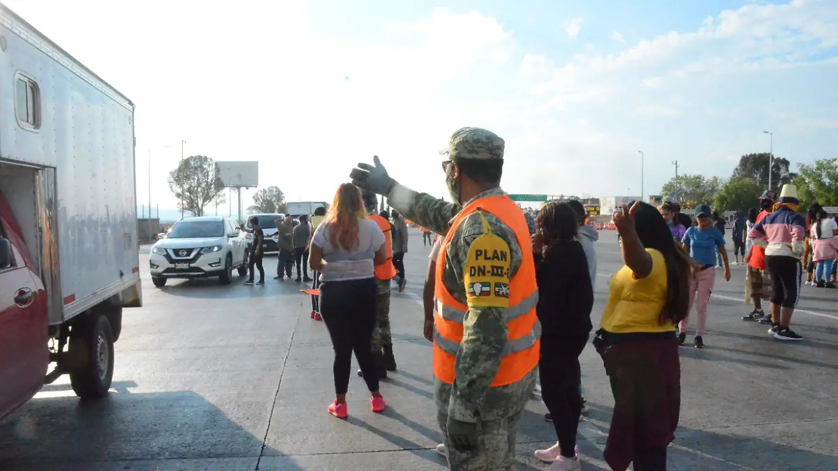 Elementos federales disuaden los levantamientos de las plumas en la caseta.  Luis Lu_vanos.