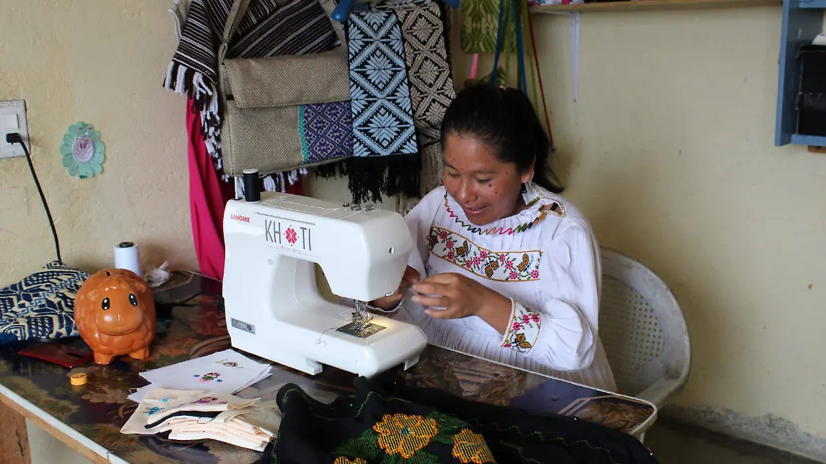 Lourdes y sus compa_eras aspiran en seguirse posicionando con sus creaciones. Yanelly Faustino.El Sol de San Juan del R_o.