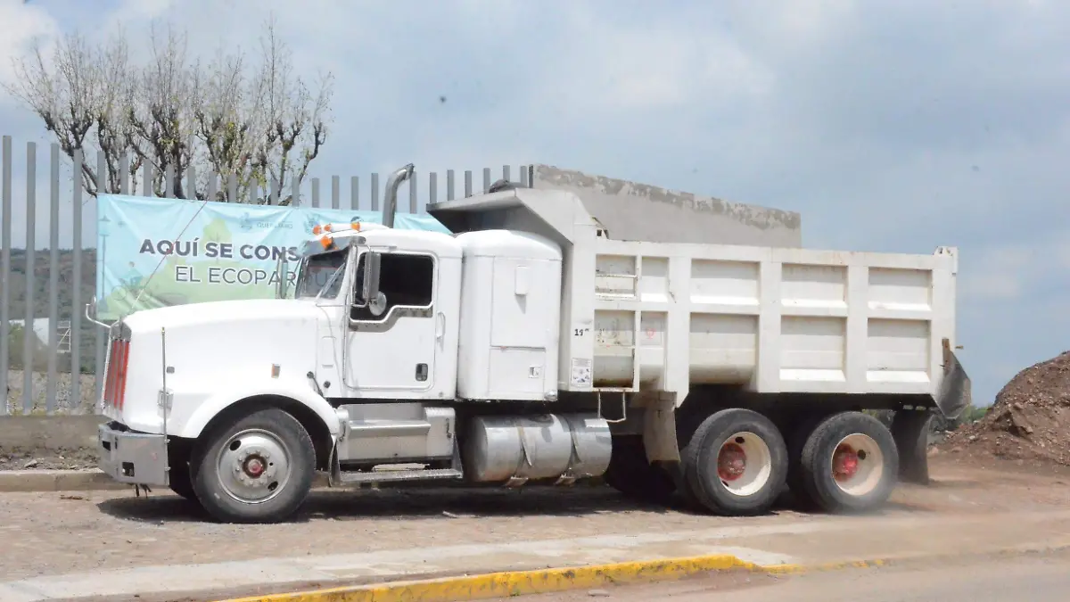 Veh_culos de carga materialista registran descenso de trabajo por lluvias.
