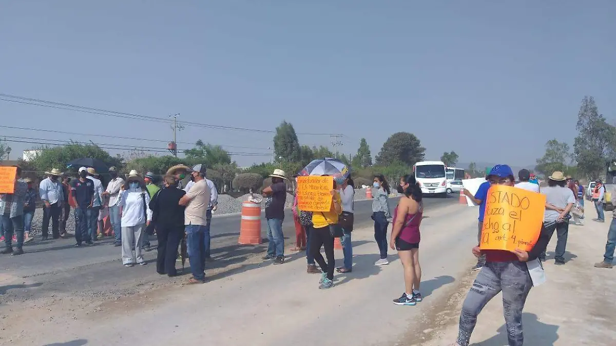 bloquean carretera 200