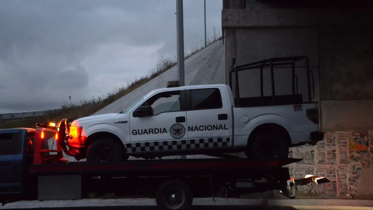 La camioneta fue llevada arrastrada por una gr_a tras el percance.  Luis Lu_vanos.