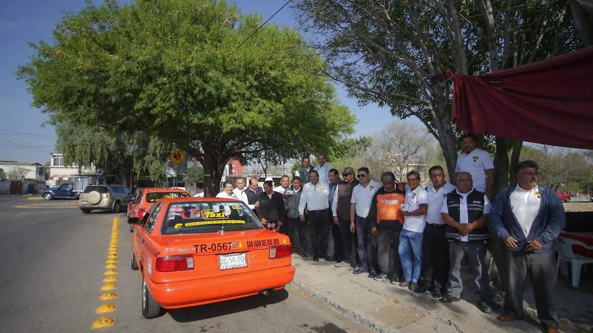 Taxistas de San Juan del Río este miércoles participaron en el arranque del taxímetro para