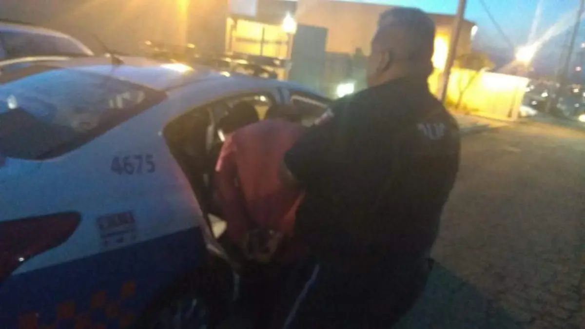 Propietario de local lo “cachó” llevándose mercancía. Foto Cortesía.