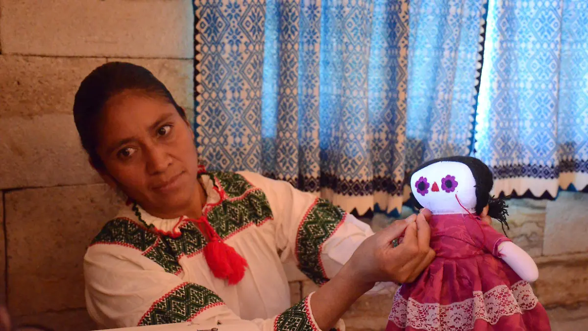 Pasan horas realizando las mu_ecas y ofrecen trabajo a muchas familias.  Luis Lu_vanos.  El Sol de San Juan del R_o.