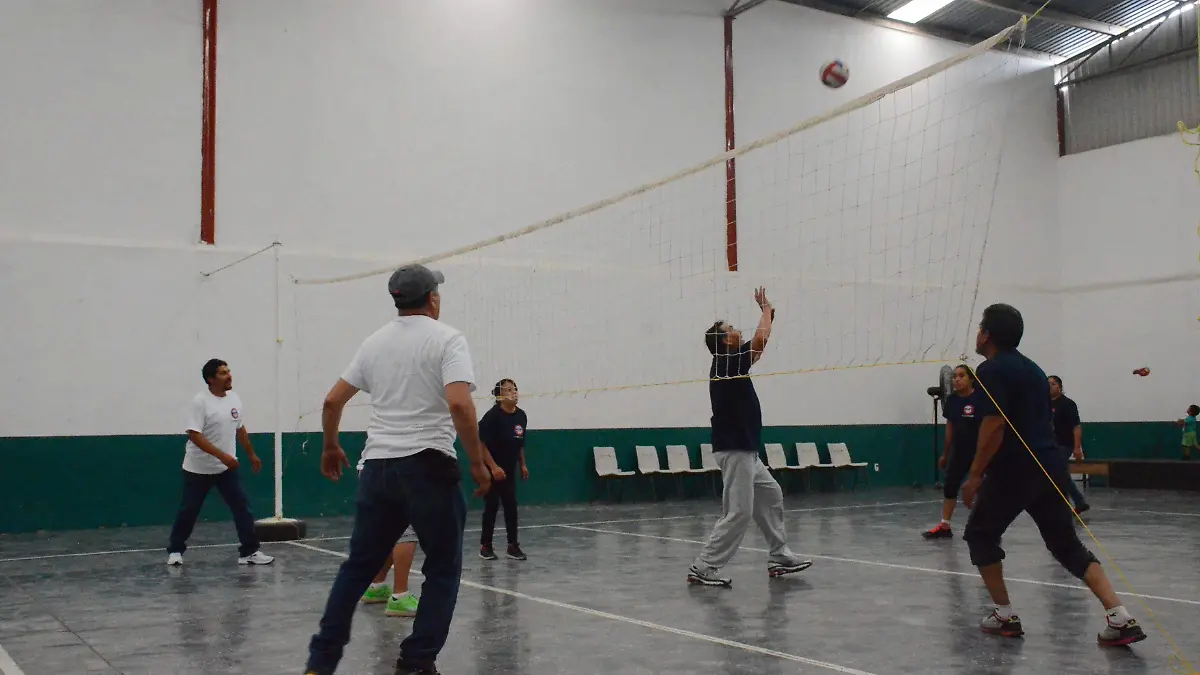 30 04 COMODÍN 1 CON EL VOLEIBOL