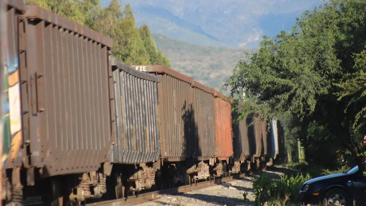 Trabajadores de las empresas ferroviarias avisan sobre las paradas del tren.  Foto Luis Luévanos.