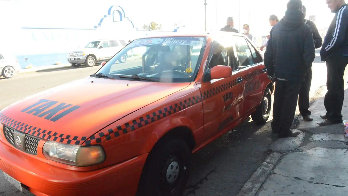 La puerta del conductor del taxi y parte trasera qued_ con algunas abolladuras.  Luis Lu_vanos.