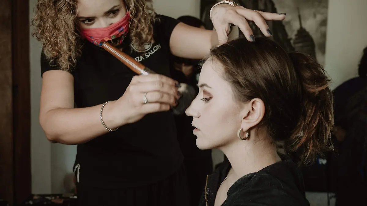 Incluso peinadoras se trasladan cuidar cada detalle de los protagonistas.  Cortesía Pio Velázquez.