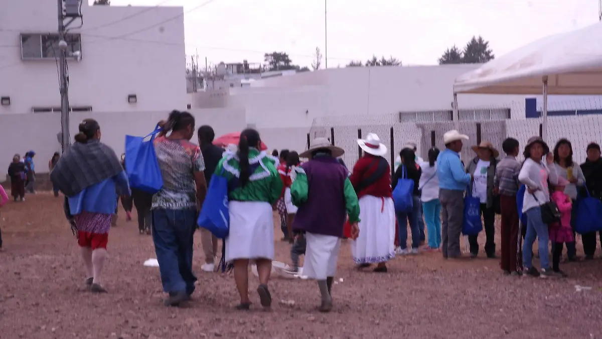 A través de diferentes actos se realiza la entrega de los insumos para vivienda. Foto Dolores Martínez.