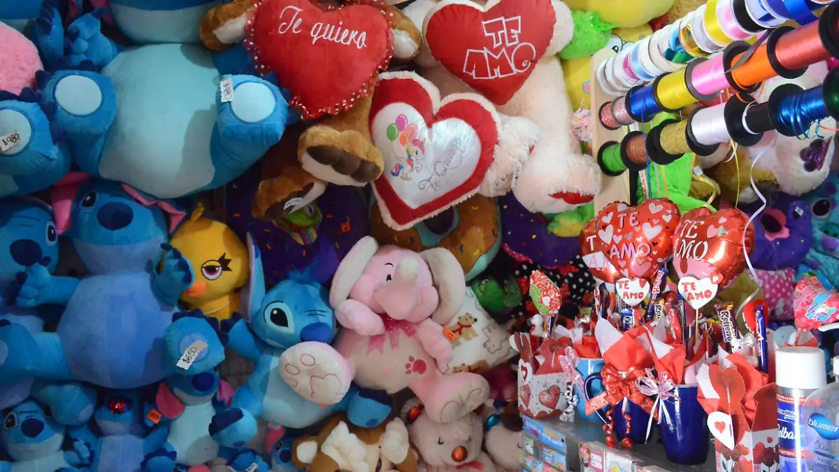 Comerciantes ofrecen el servicio a domicilio como parte dar un extra en su trabajo.  Luis Luévanos.