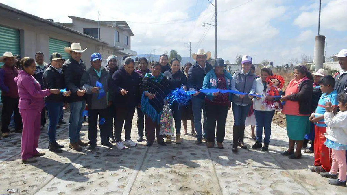 Autoridades inauguraron los caminos de los barrios de la zona indígena. Foto Cortesía Gobierno Amealco.