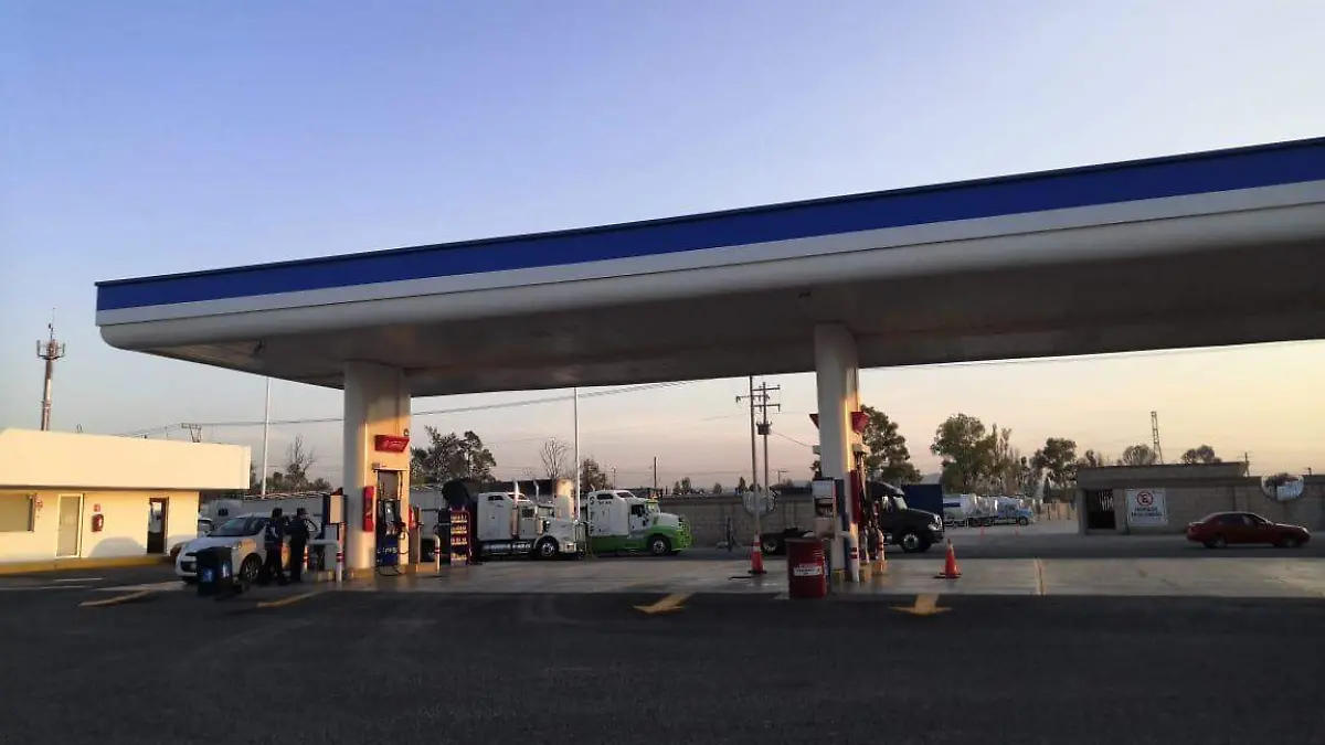 Baja flujo de autom_viles en gasolineras.  Foto Monsetrrat Garc_a  El Sol de San Juan del R_o