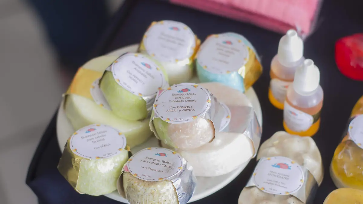 Amplia variedad de productos ha generado a través de la marca sanjuanense “Bubble Dram”. Foto César Ortiz. El Sol de San Juan del Río.