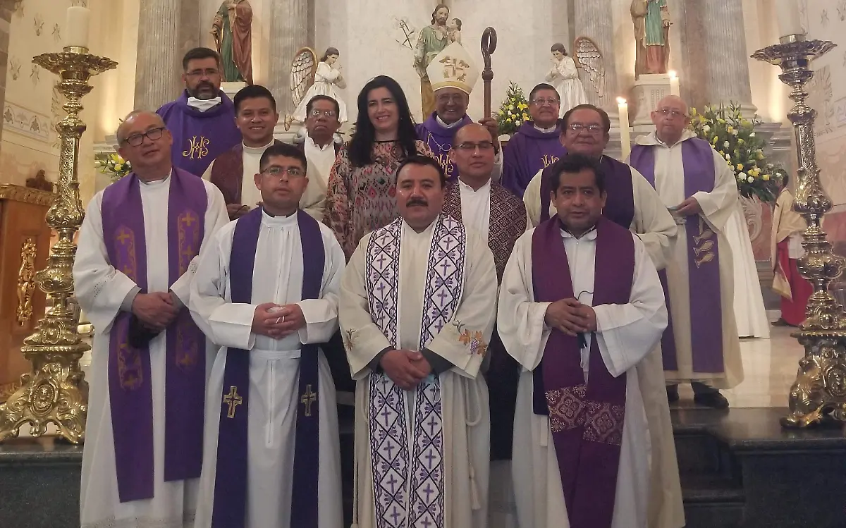 SJR El Obispo, Alejandra Mata y curas presentes