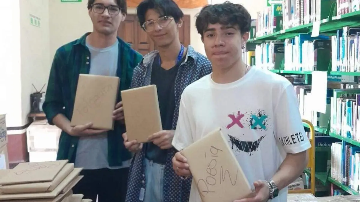 FOTO PRINCIPAL SJR Jovenes obtuvieron un libro en el Portal del Diezmo