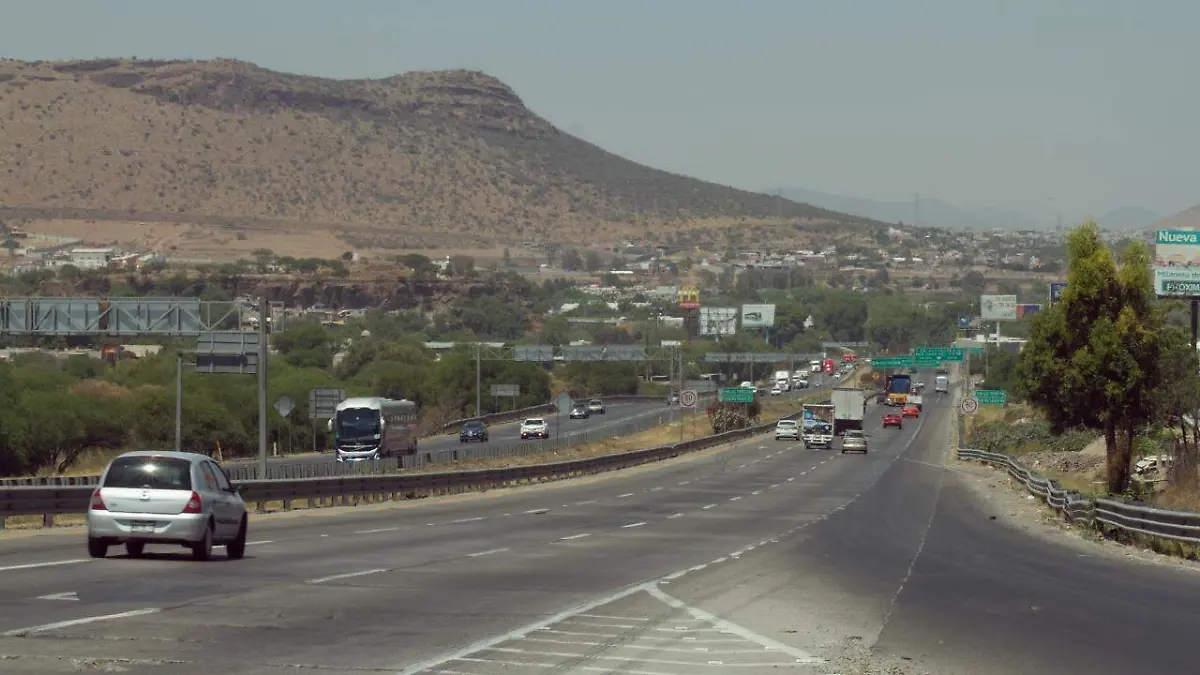 Proyectan carriles laterales en tramo de cuatro kilómetros aproximadamente del trébol a la central de autobuses de San Juan del Río.