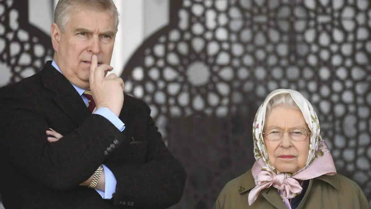 Isabel II y prícipe Andres-EFE