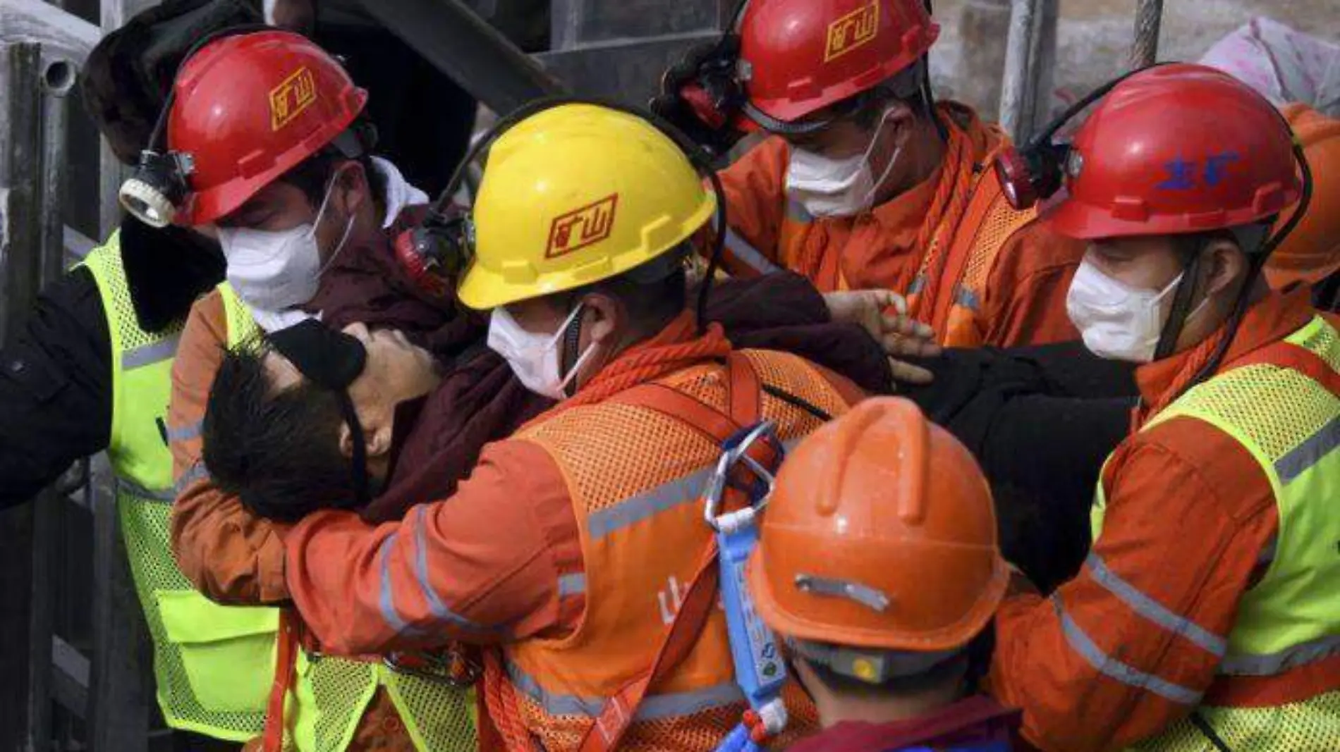 mineros-China-AFP-696x464