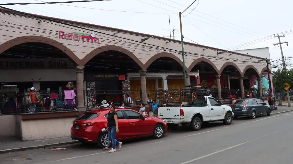 Siguen platicas con comerciantes