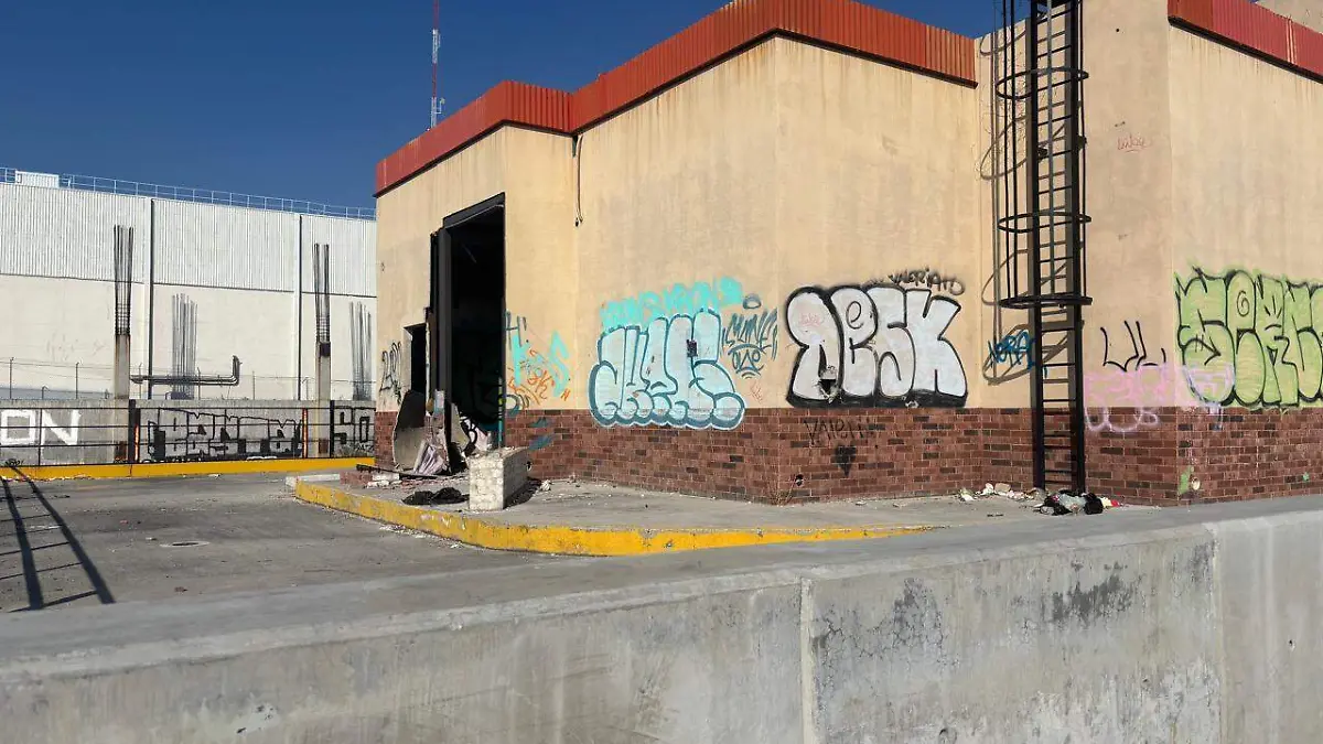 Se encuentra con muchos grafitis