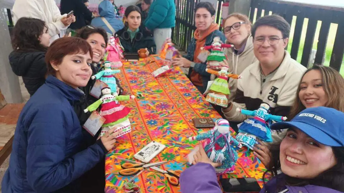 Les exponen talleres a los turistas