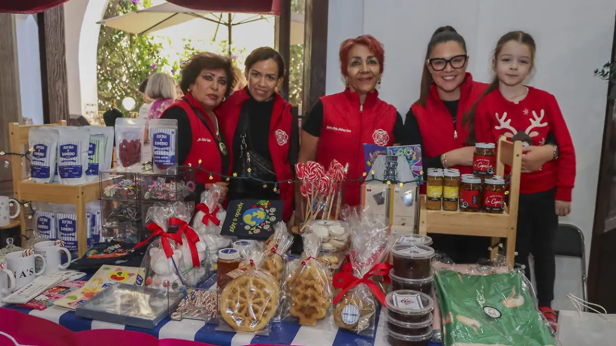 FOTO PRINCIPAL SJR Las damas voluntarias de bomberos ofrecieron sus productos