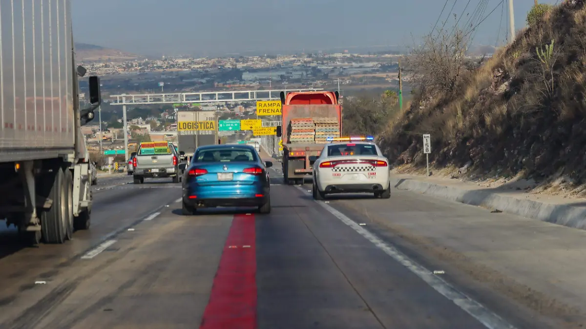 010225_guardia nacional_deteniendo_trailer_autopista 57_CO_2