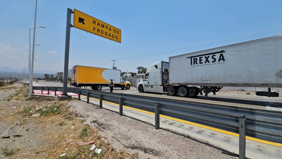 SJR POLI QUEDARON ATRAVESADOS EN MITAD