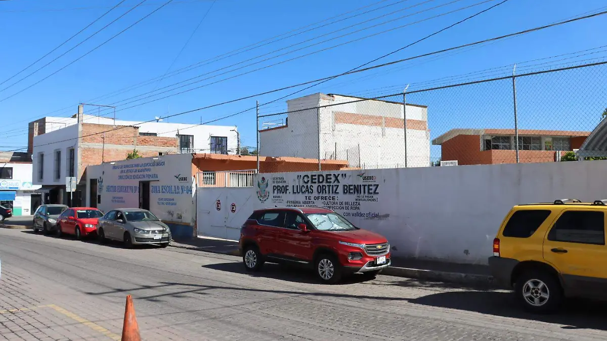 Las personas que viven cerca de la escuela no pueden dormir por el ruido