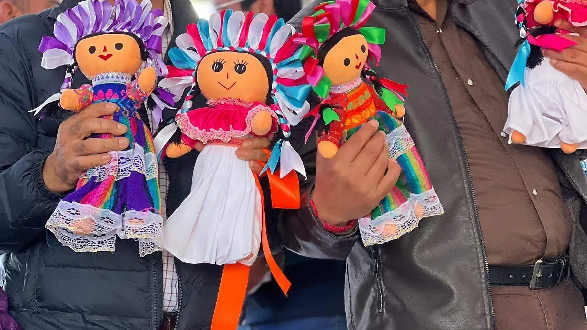 Varias colectivas de talleres lograron vender sus muñecas