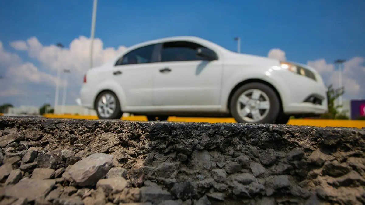 Baches afectan a automovilistas