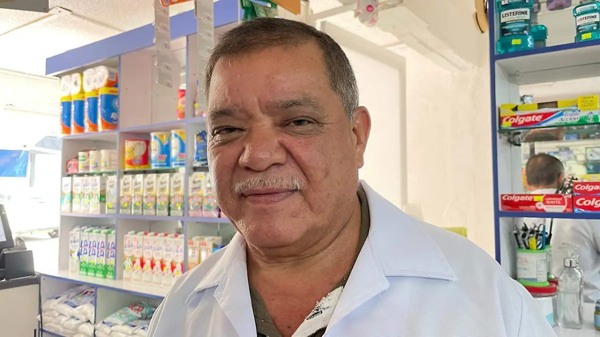 Rómulo Osornio Castro, propietario de una farmacia en San Juan del Río