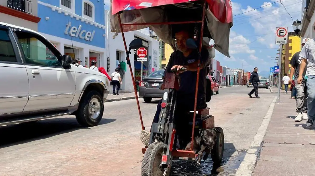 Rafael Ayala López y su mascota Luna, trabajan en las calles céntricas de la ciudad