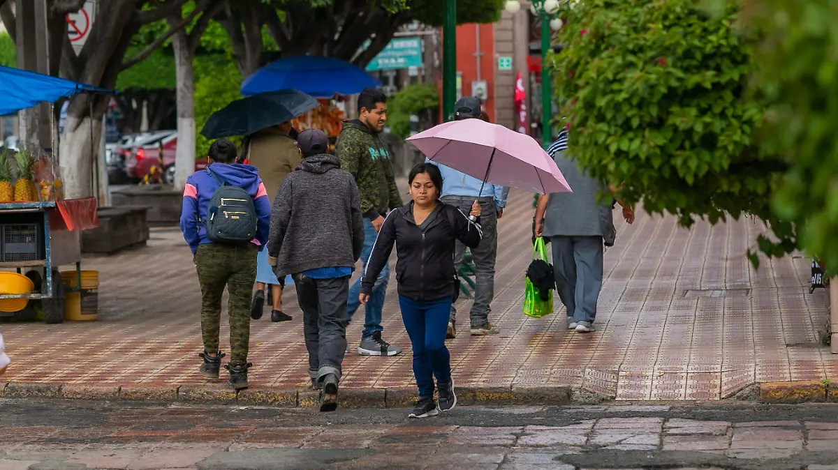 120925_frio_lluvia_gente abrigada_CO_1