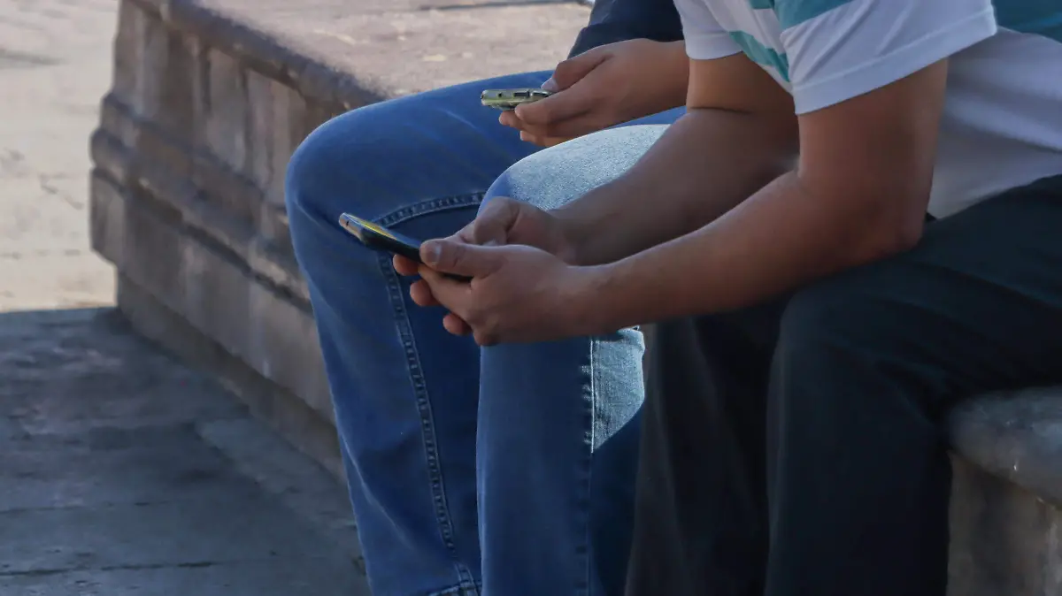 271225_gente usando_celular_CO_15